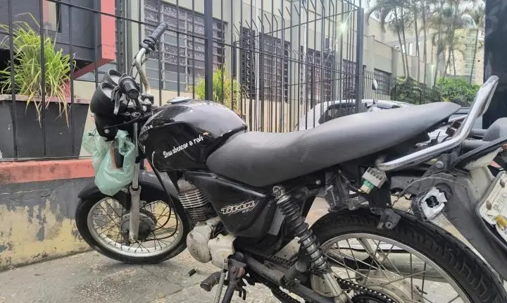 Motocicleta furtada é recuperada pela PM na Vila Santa Rita