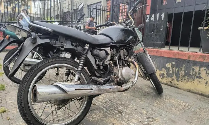 Motocicleta furtada é recuperada pela PM na Vila Santa Rita