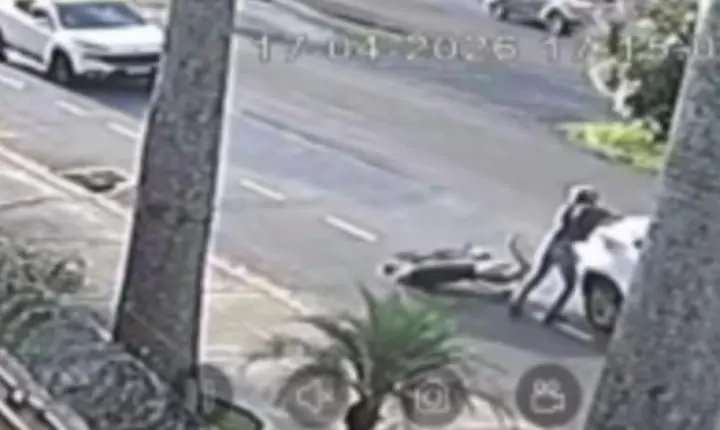 Motociclista atinge carro parado em congestionamento e vai embora do local 