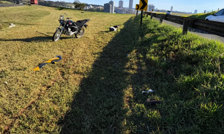 Motociclista bate em defensa metálica e arranca placa na Ronan Rocha 