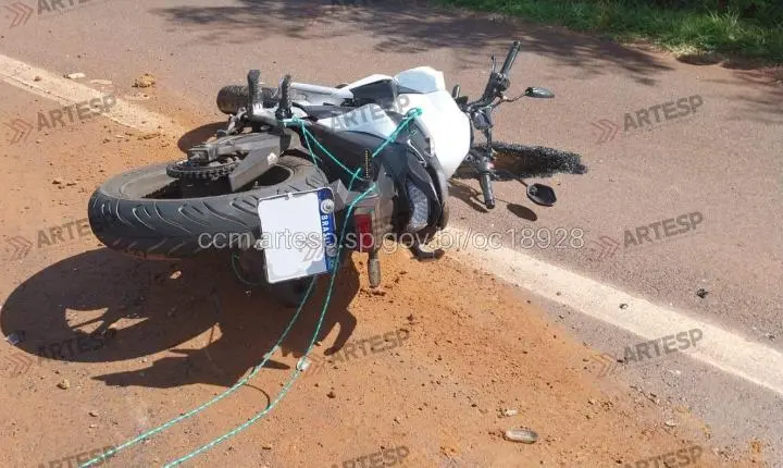 Motociclista fica em estado grave após colisão com micro-ônibus escolar