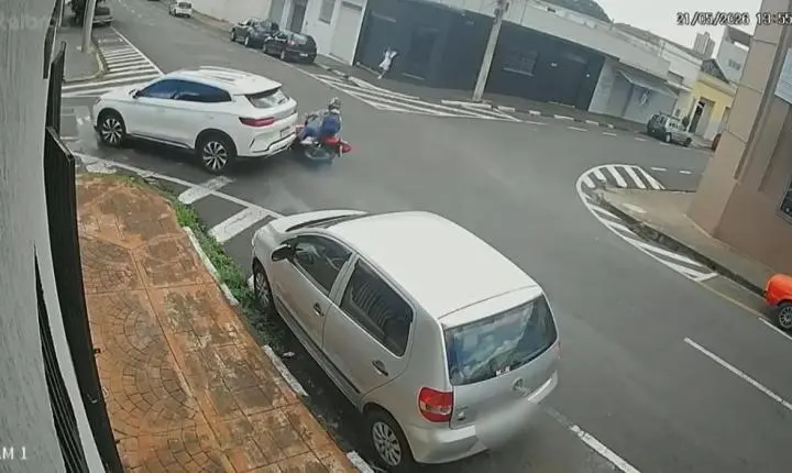 Motociclista fica ferido após bater na traseira de carro no Centro 
