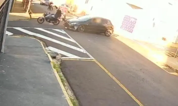 Motociclista de aplicativo e passageira ficam feridos em acidente no Centro 