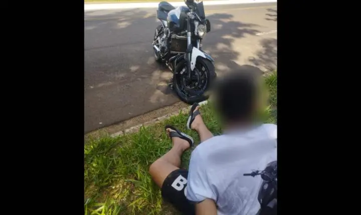 Motociclista tenta fugir do Baep, bate em viatura e é multado em R$ 10 mil