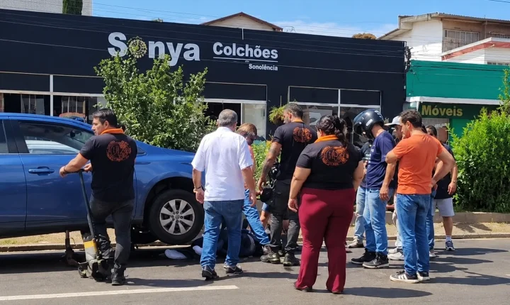 Motociclista vai parar embaixo de carro na Alonso y Alonso 