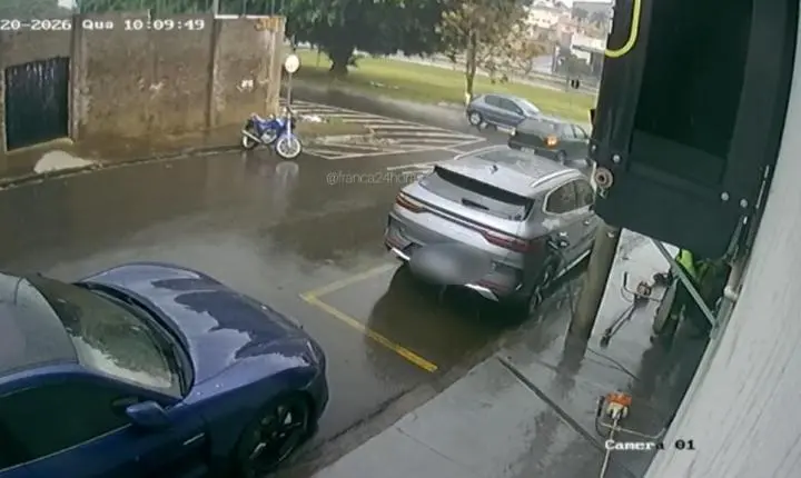 Motorista avança “pare” e provoca acidente no Jardim Boa Esperança