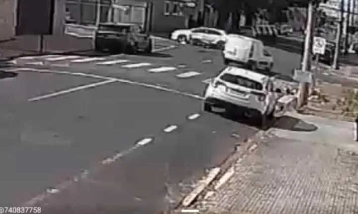 Motorista avança sinal de 