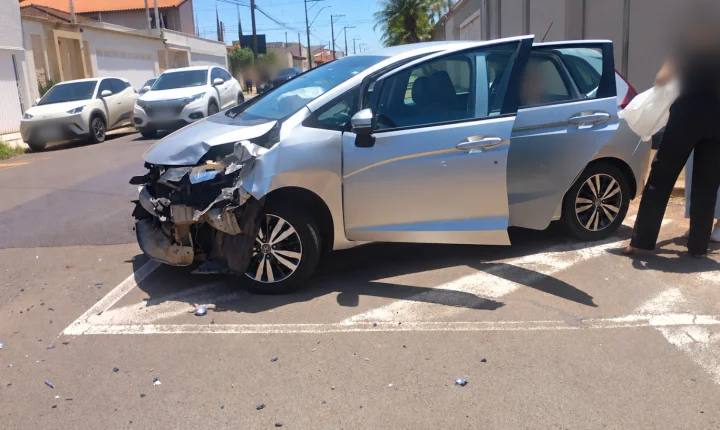 Motorista avança sinal de pare e causa acidente em cruzamento