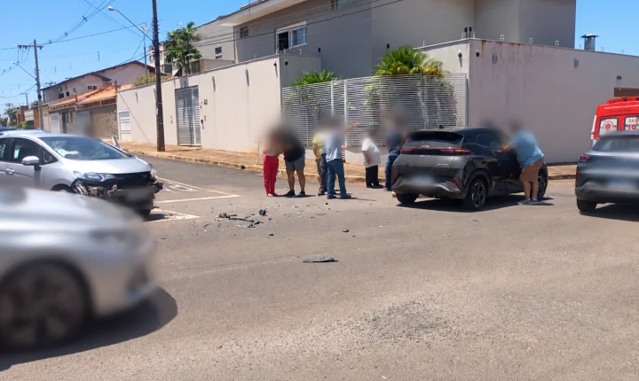 Motorista avança sinal de pare e causa acidente em cruzamento