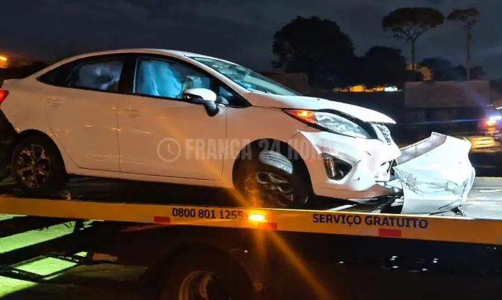 Motorista bate carro em defensa metálica na Cândido Portinari