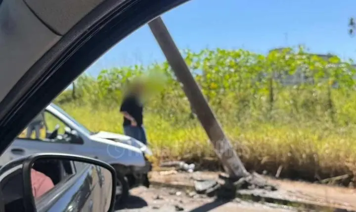 Motorista bate carro em poste na avenida Rio Amazonas 