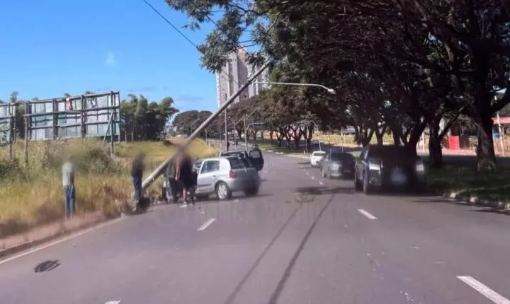 Motorista bate carro em poste na avenida Rio Amazonas 