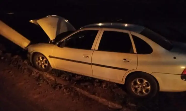 Motorista bate em poste após ser 