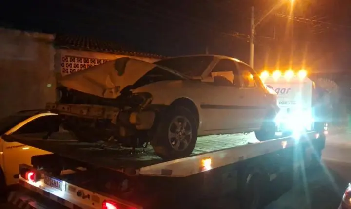Motorista bate em poste após ser 