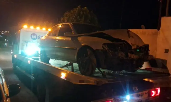 Motorista bate em poste após ser 