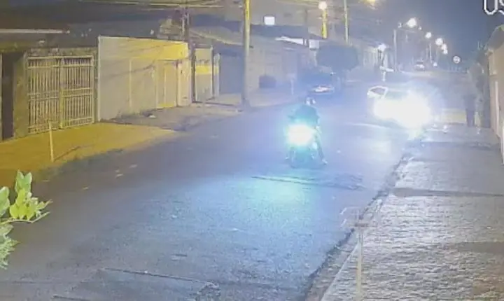 Motorista de aplicativo tem carro roubado por dupla armada em Franca