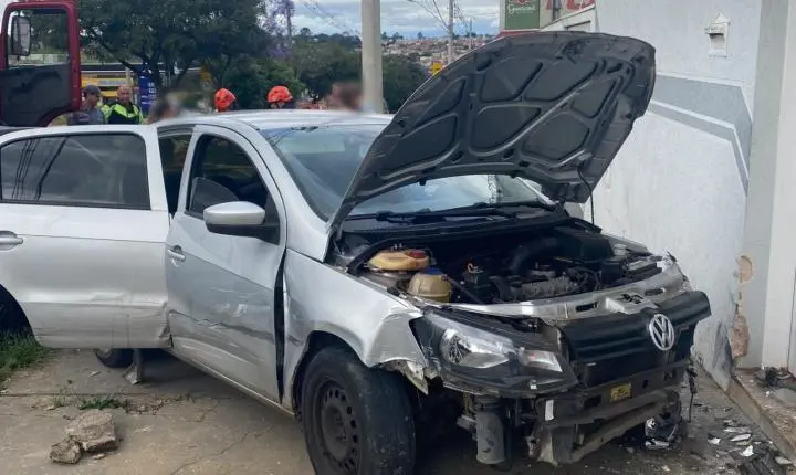 Motorista fica ferida após cruzar avenida e atingir muro de residência