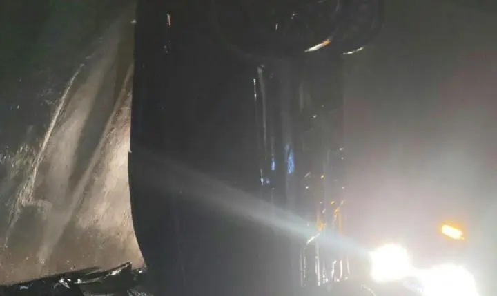 Motorista fica ferido após carro cair de pontilhão em São Joaquim da Barra