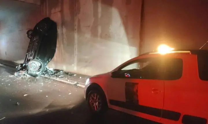 Motorista fica ferido após carro cair de pontilhão em São Joaquim da Barra