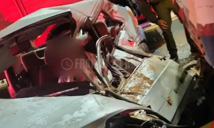 Motorista fica preso às ferragens após bater em ônibus 
