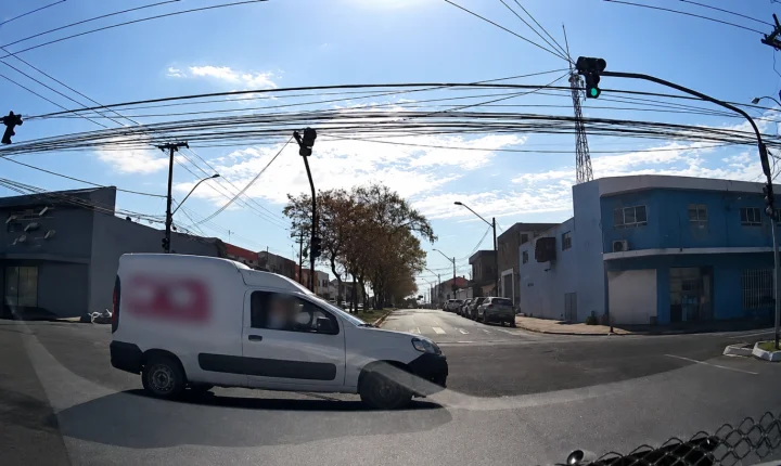Motorista passa no sinal vermelho e quase provoca batida no Petráglia