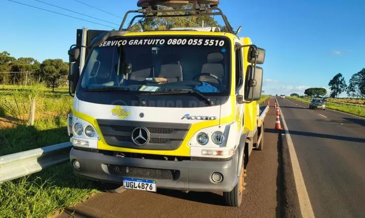 Motorista sai da pista, bate em placa, derruba poste e capota na Portinari