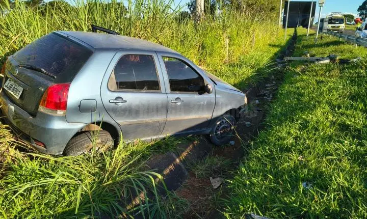 Motorista sai da pista, bate em placa, derruba poste e capota na Portinari