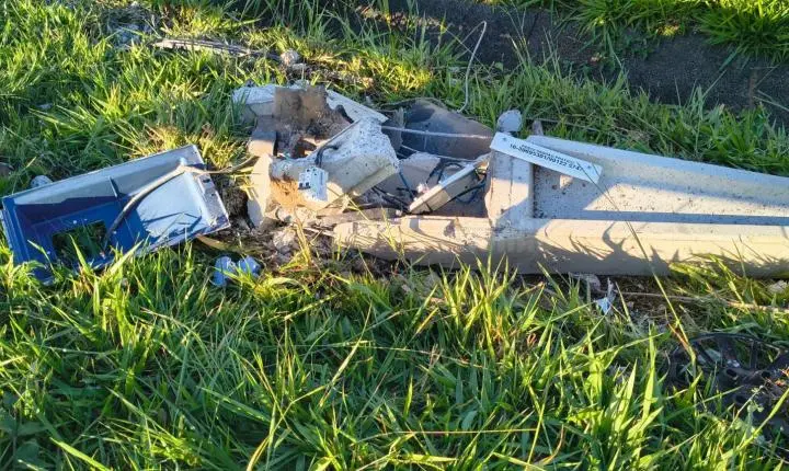 Motorista sai da pista, bate em placa, derruba poste e capota na Portinari