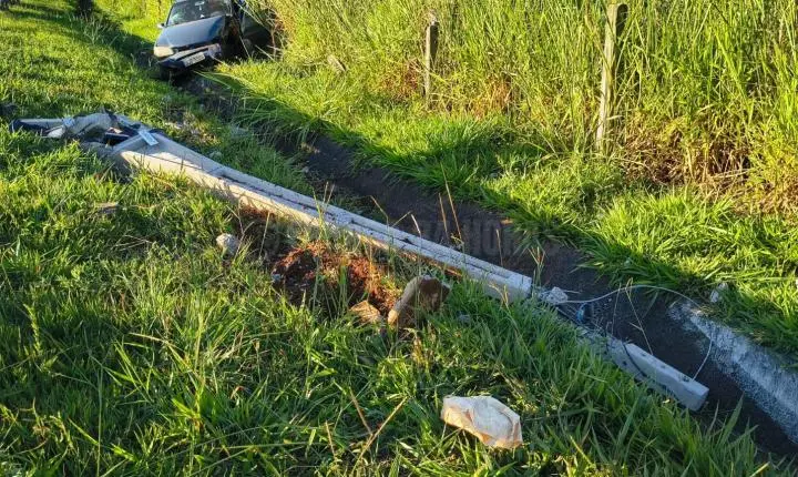 Motorista sai da pista, bate em placa, derruba poste e capota na Portinari