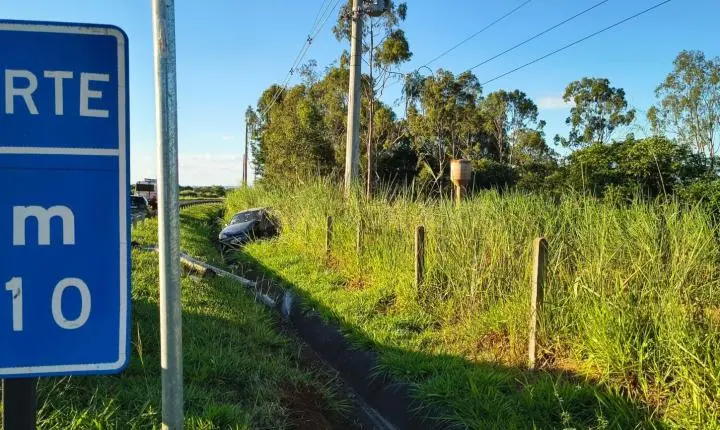 Motorista sai da pista, bate em placa, derruba poste e capota na Portinari