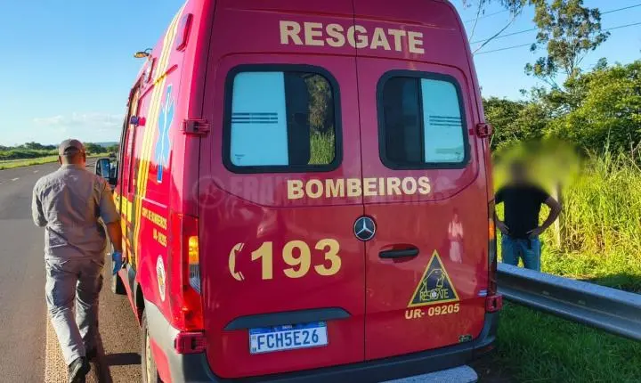 Motorista sai da pista, bate em placa, derruba poste e capota na Portinari