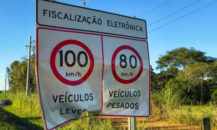 Motorista sai da pista, bate em placa, derruba poste e capota na Portinari