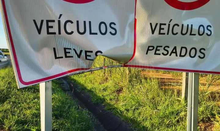 Motorista sai da pista, bate em placa, derruba poste e capota na Portinari