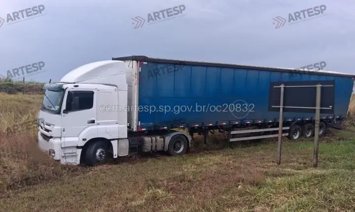 Motorista sofre mal súbito e carreta invade canteiro lateral de rodovia