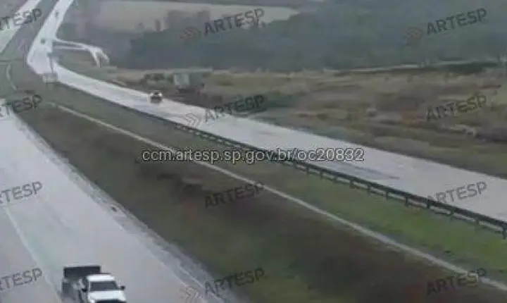 Motorista sofre mal súbito e carreta invade canteiro lateral de rodovia