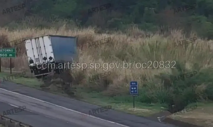 Carreta vai parar em vegetação após motorista sofrer mal súbito 