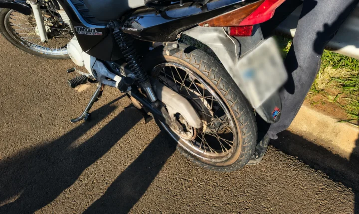Mulher cai da moto após pneu estourar e fica em estado grave  