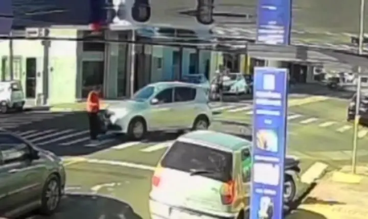 Mulher é atropelada na faixa de pedestre na avenida Brasil 