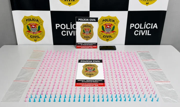 Mulher é presa pela DISE com mais de 500 pinos de cocaína no Petrópolis  