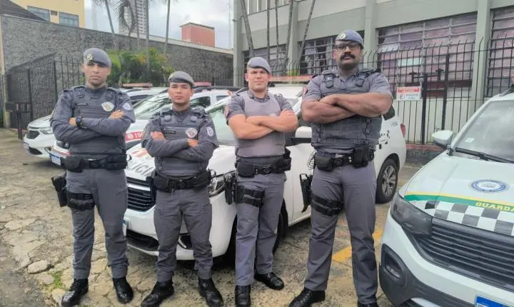 Mulher flagrada fracionando drogas acaba presa pela PM