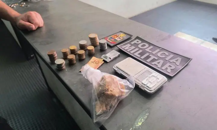 Mulher flagrada fracionando drogas acaba presa pela PM