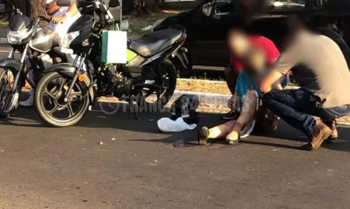 Mulher sofre fratura exposta após ser atropelada na Francisco Marques