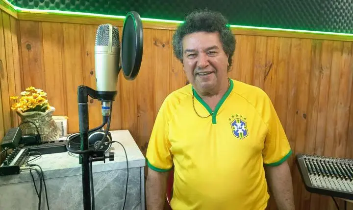 Músico francano reúne composições e lança nova música para a Copa