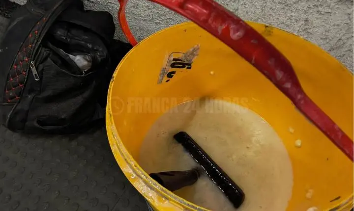 De novo: funcionário do pai Joaquim é flagrado colando cartazes em postes