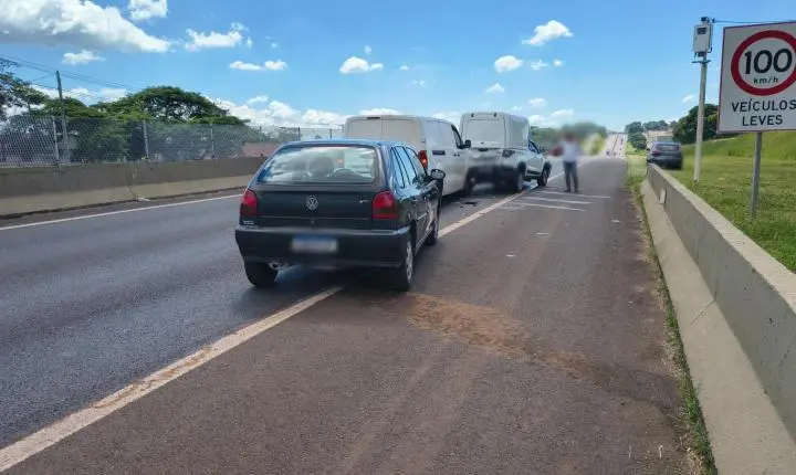 Quatro veículos se envolvem em engavetamento na Cândido Portinari 