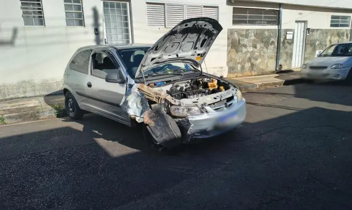 Homem bate carro em poste e fica ferido no bairro Cidade Nova 