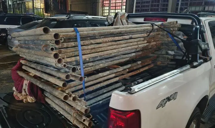PM recupera andaimes furtados em construção e prende ladrão