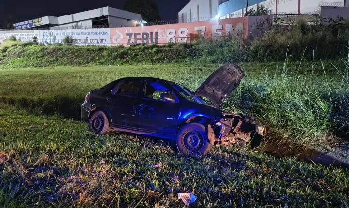 Carro capota na rodovia Cândido Portinari; assista