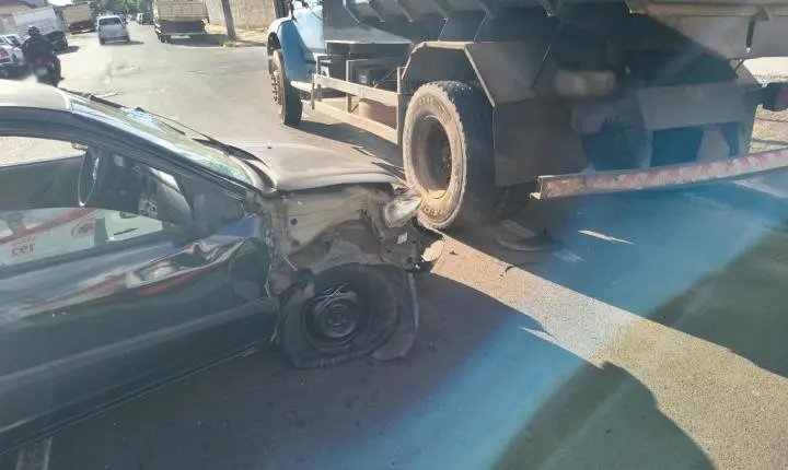 Homem bate carro em caminhão estacionado e fica ferido