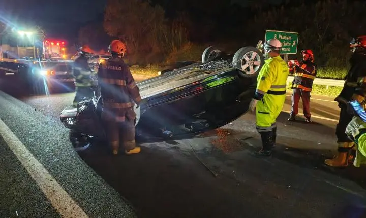 Carro capota na rodovia Cândido Portinari na zona norte de Franca